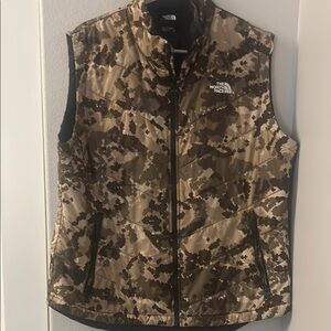 The North Face women’s Camo Vest size xl